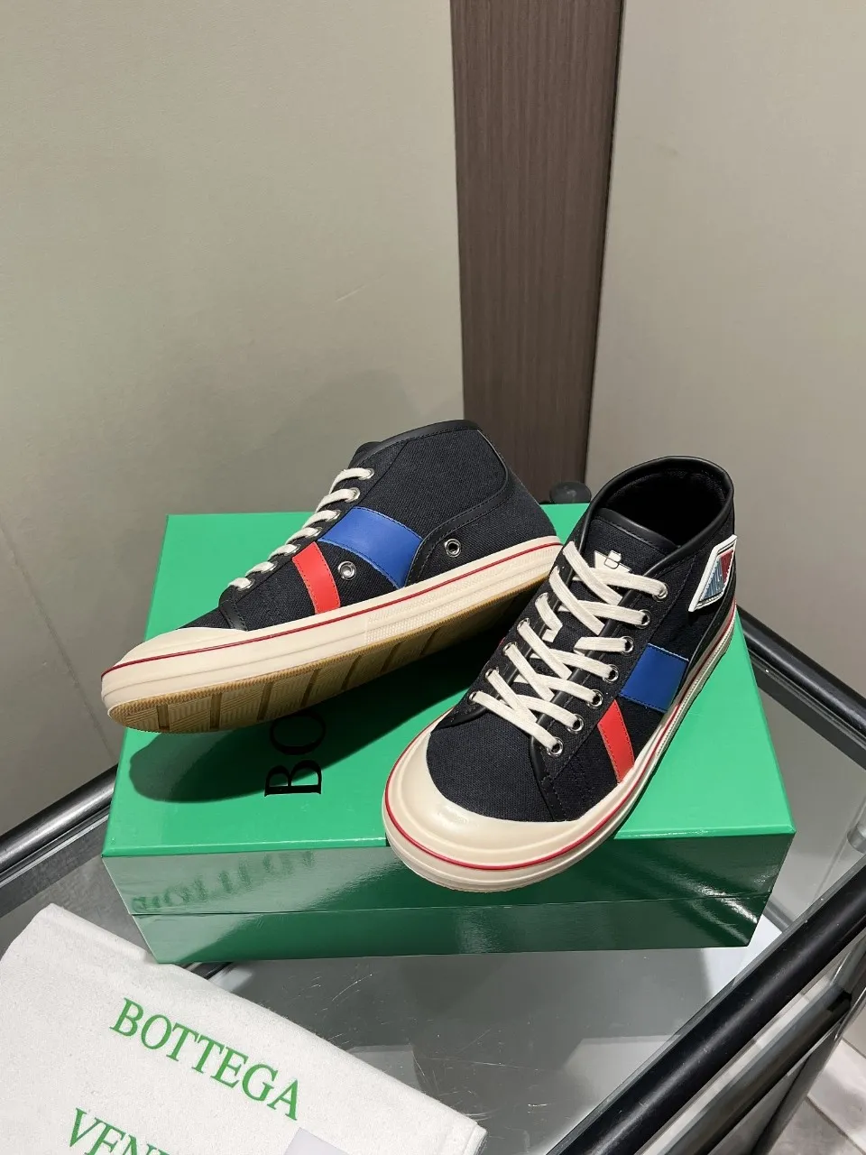 p540🐮🐮Bottega Veneta BV's latest Eliot series, retro basketball shoes, casual sports canvas shoes, become gods when they are launched! [Celebration] [Celebration] A 1:1 copy of the original version, [Fireworks] original material, [Fireworks] original color system, inspired by retro basketball sneakers, the color combination highlights youthful vitality, and perfectly interprets the theme of youth and childlike innocence. The details are also very particular. The summer canvas brings excellent durability and comfort. Designs such as calfskin trim, rubber toe caps and hand-painted retro red lines are full of retro feel. The round toe and convex sole add a modern feel and are suitable for various styles. Easily create a fashionable atmosphere. The upper foot is the focus...can be worn as a couple's shoes...each shoe has more taste and attitude! Fabric: Original customized high-density canvas + cowhide Lining: Original customized breathable canvas Insole: movable latex cowhide insole. Sole: original molded non-slip and wear-resistant TPU material. Sole thickness: 3cm. Size: women's size 35#-40#, men's size 39#-45#.